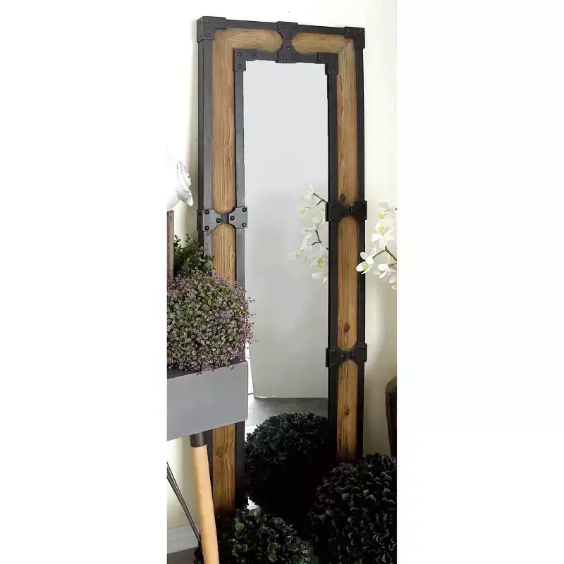 Specchio da pavimento in legno rustico marrone; può essere autoportante, decorativo, in legno intagliato, non richiede montaggio