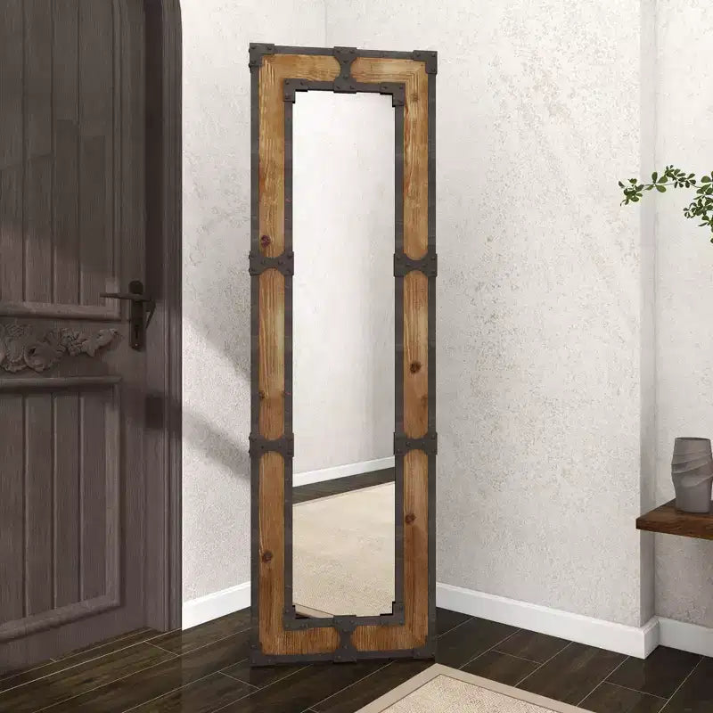 Specchio da pavimento in legno rustico marrone; può essere autoportante, decorativo, in legno intagliato, non richiede montaggio