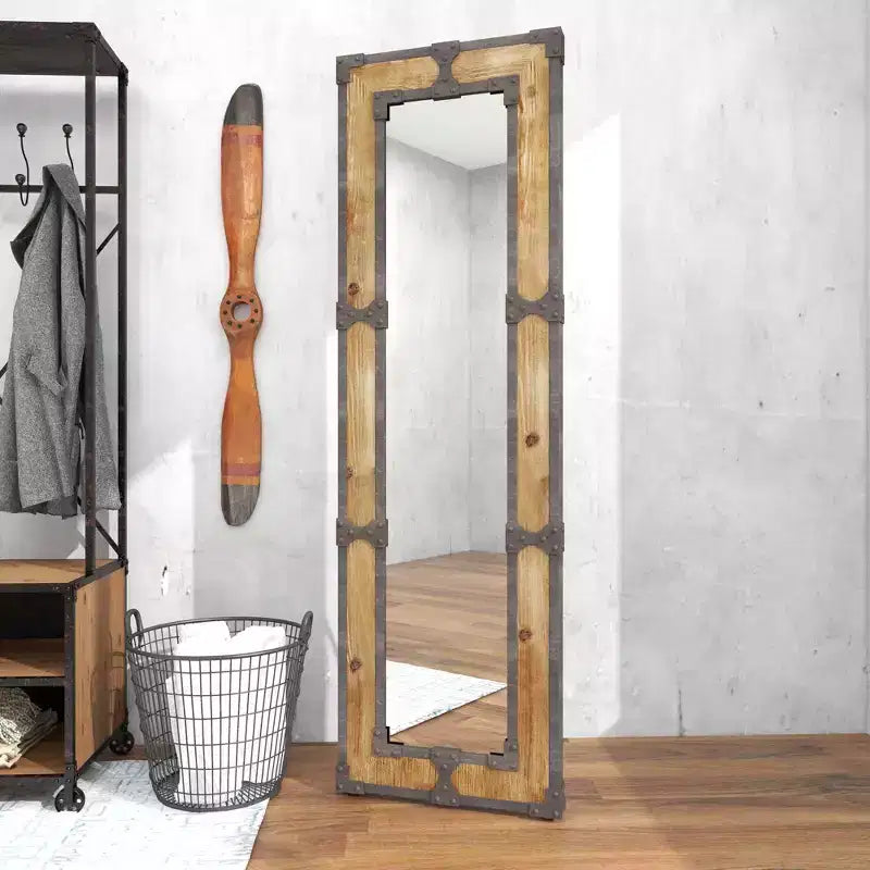 Specchio da pavimento in legno rustico marrone; può essere autoportante, decorativo, in legno intagliato, non richiede montaggio