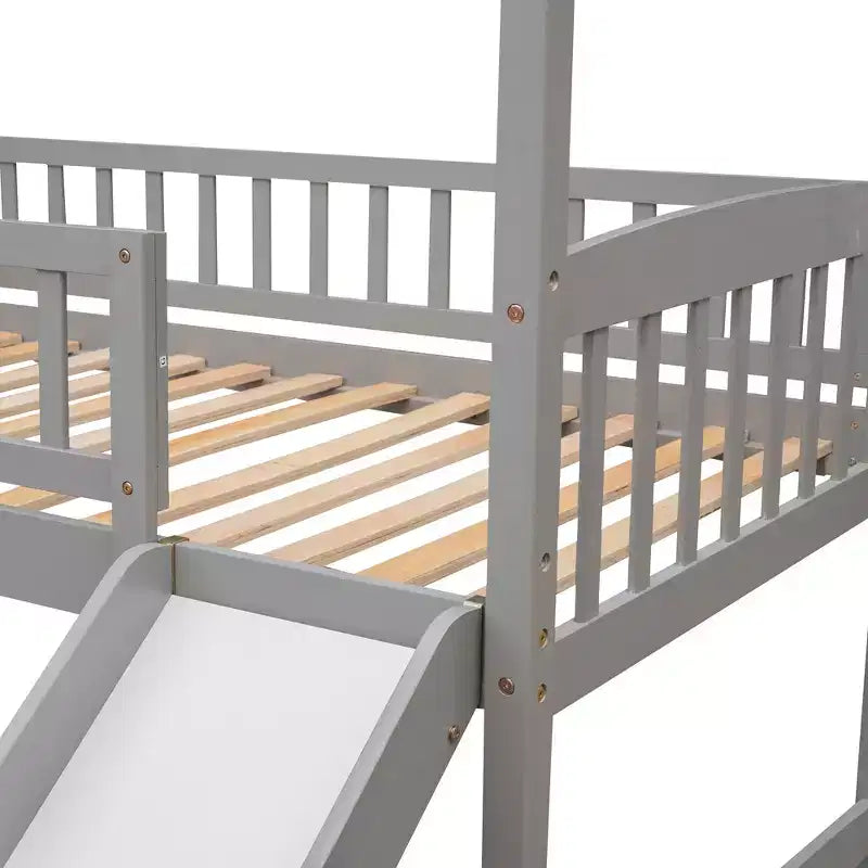 Nowoczesne łóżko na antresoli w rozmiarze Twin o wymiarach 79.5L x 41.8W, zjeżdżalnia