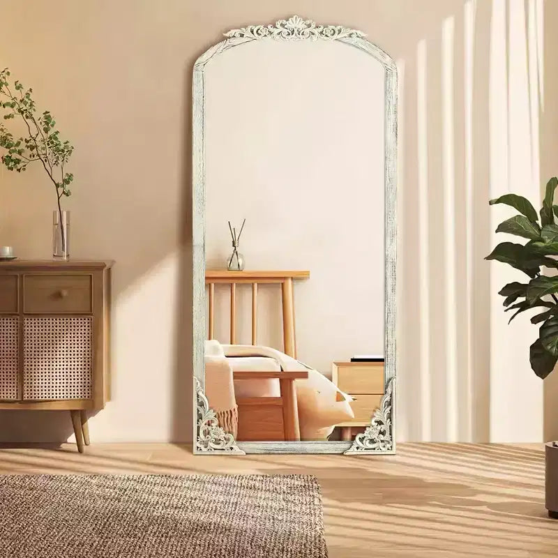 Prostokątne, lekko wygięte lustro o pełnej długości z litego drewna, z rzeźbionym kwiatem, białe, postarzane, 170x70x2cm (bez stojaka)