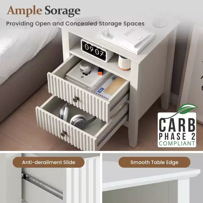 Comodino scanalato con stazione di ricarica, tavolino laterale con 2 cassetti a scorrimento silenzioso e ripiano contenitore, ideale per soggiorno e camera da letto
