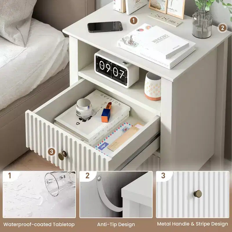 Comodino scanalato con stazione di ricarica, tavolino laterale con 2 cassetti a scorrimento silenzioso e ripiano contenitore, ideale per soggiorno e camera da letto