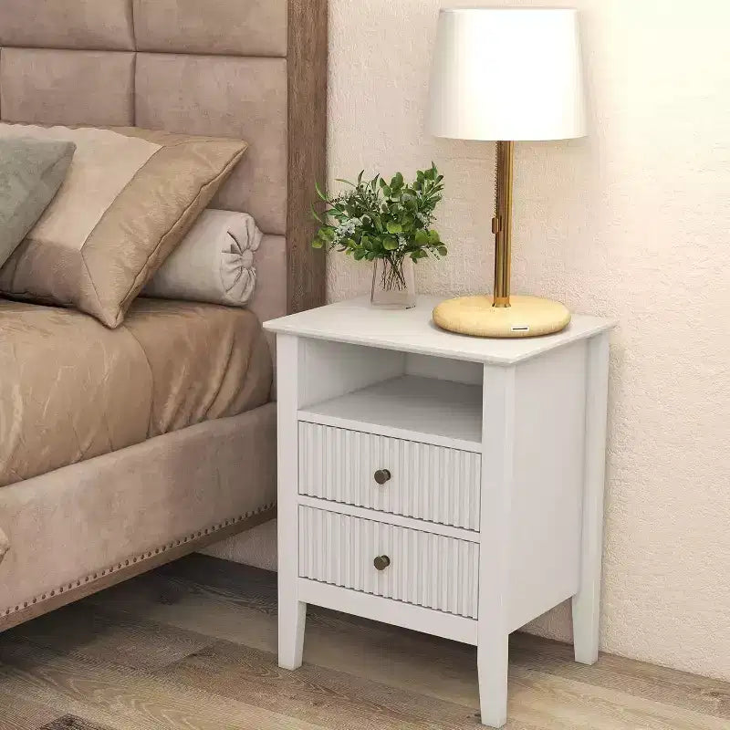 Comodino scanalato con stazione di ricarica, tavolino laterale con 2 cassetti a scorrimento silenzioso e ripiano contenitore, ideale per soggiorno e camera da letto
