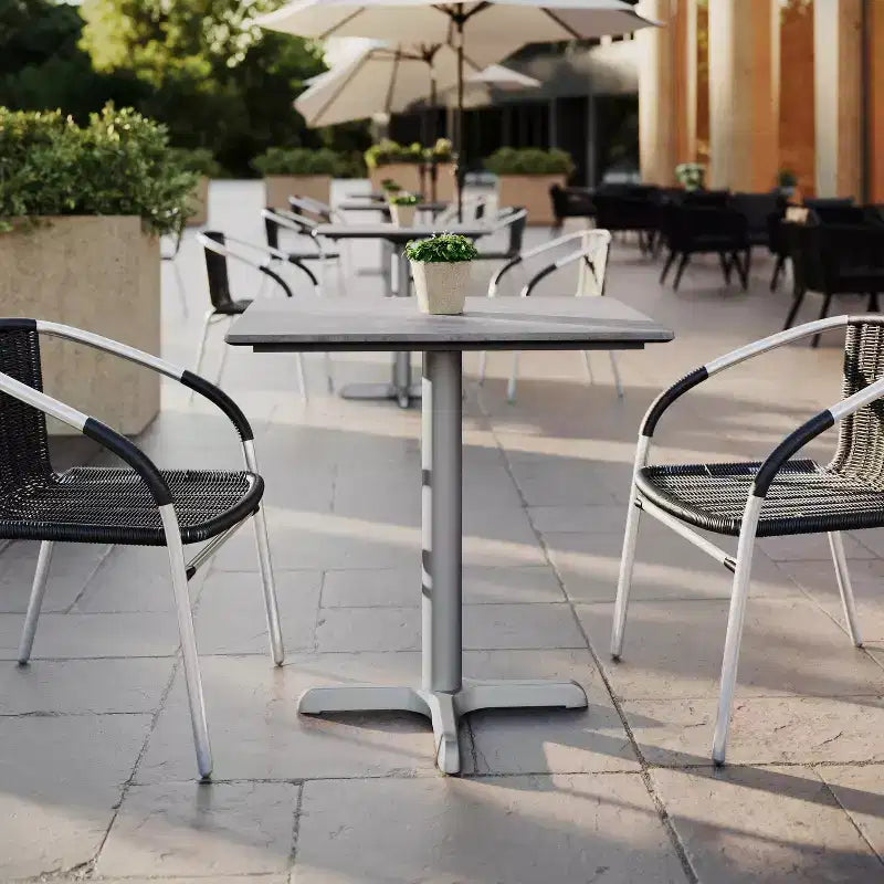 Blat stołu do użytku wewnątrz i na zewnątrz oraz żeliwna podstawa stolika bistro