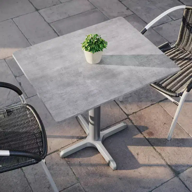 Blat stołu do użytku wewnątrz i na zewnątrz oraz żeliwna podstawa stolika bistro
