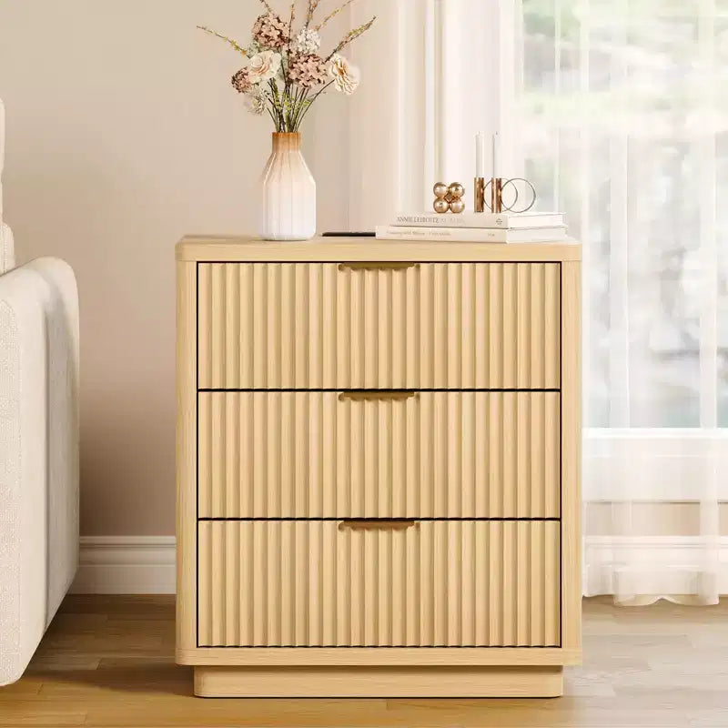Comodino con 3 cassetti, comodino scanalato con presa elettrica, in legno chiaro con contenitore per camera da letto e soggiorno, salvaspazio