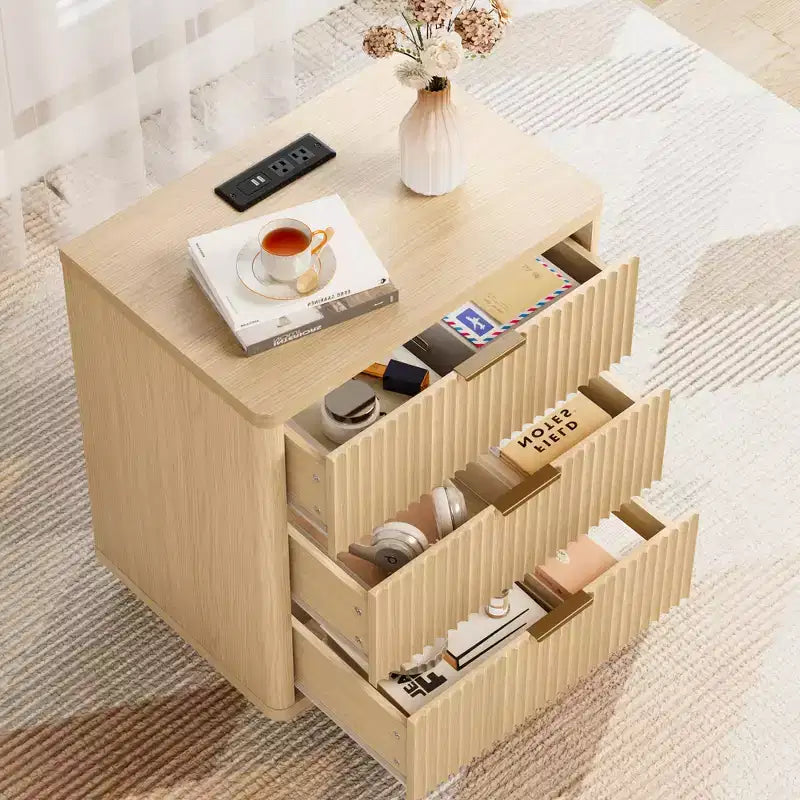 Comodino con 3 cassetti, comodino scanalato con presa elettrica, in legno chiaro con contenitore per camera da letto e soggiorno, salvaspazio