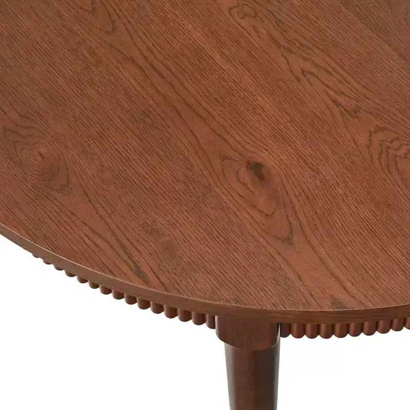 Tavolo da pranzo rotondo con grembiule scanalato