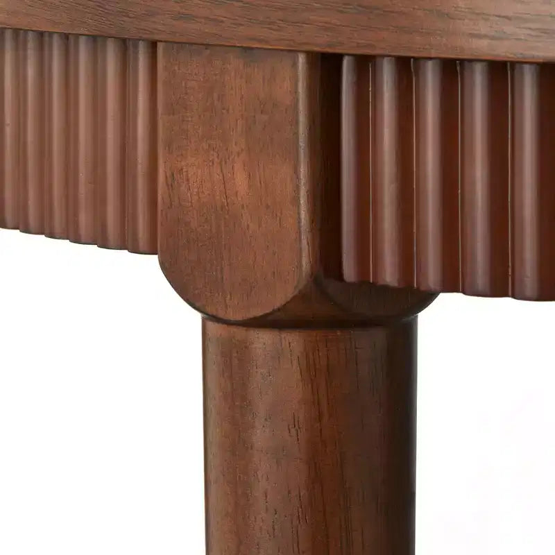Tavolo da pranzo rotondo con grembiule scanalato