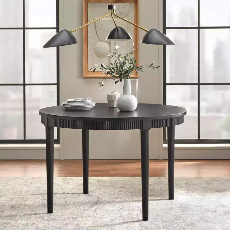 Tavolo da pranzo rotondo con grembiule scanalato
