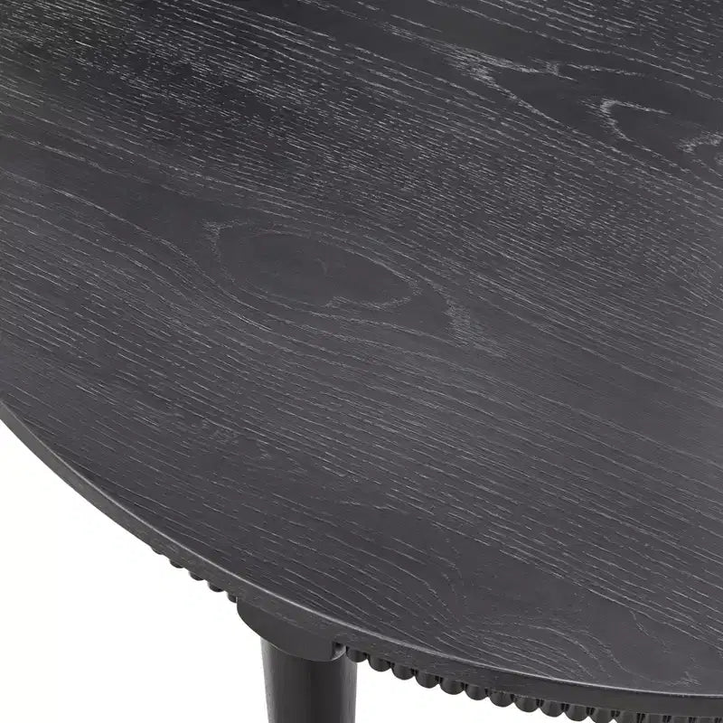 Tavolo da pranzo rotondo con grembiule scanalato