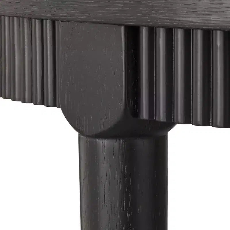 Tavolo da pranzo rotondo con grembiule scanalato