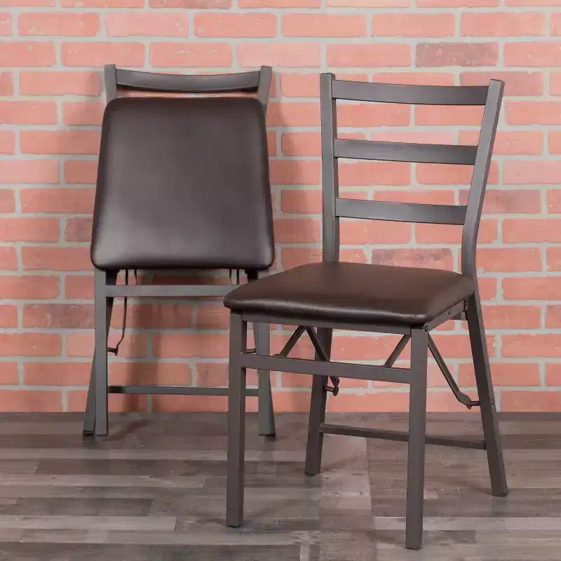 Confezione da 2 sedie in metallo marroni della serie Folding Ladder Back con seduta in vinile marrone